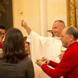 Il prete, don Antonio, dopo aver chiesto il nome ai genitori, consacra i bambini, gettando su di loro dell�acqua benedetta con l�aspersorio
